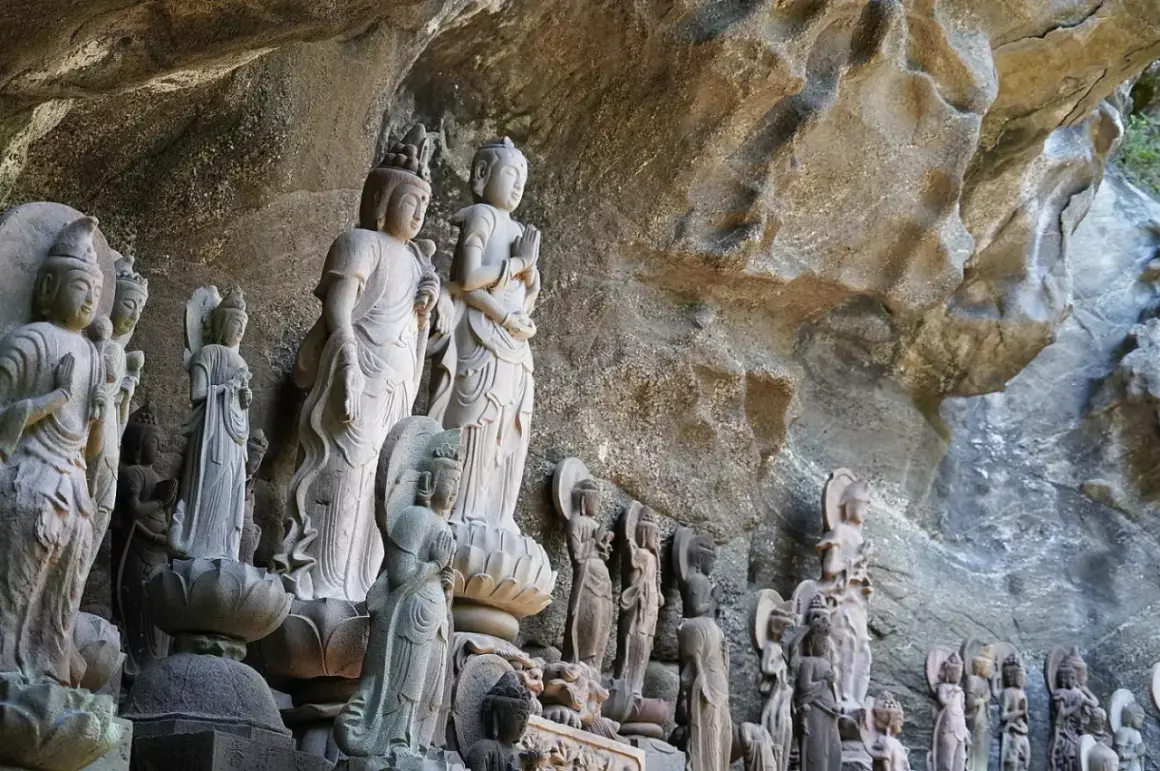 Statues de Bouddha sculptées dans la roche du mont Nokogiri, formant une procession sacrée.