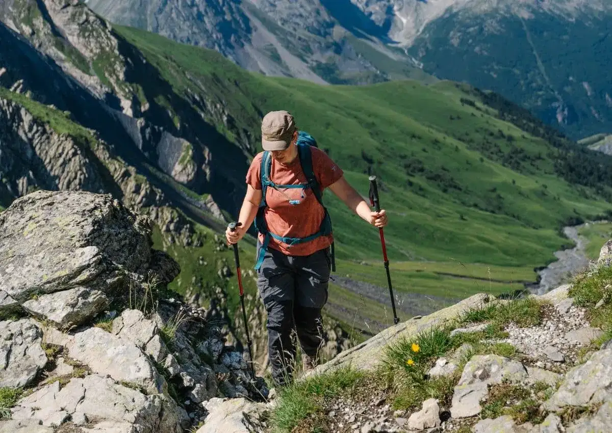 Pourquoi utiliser des bâtons de randonnée en montagne ?
