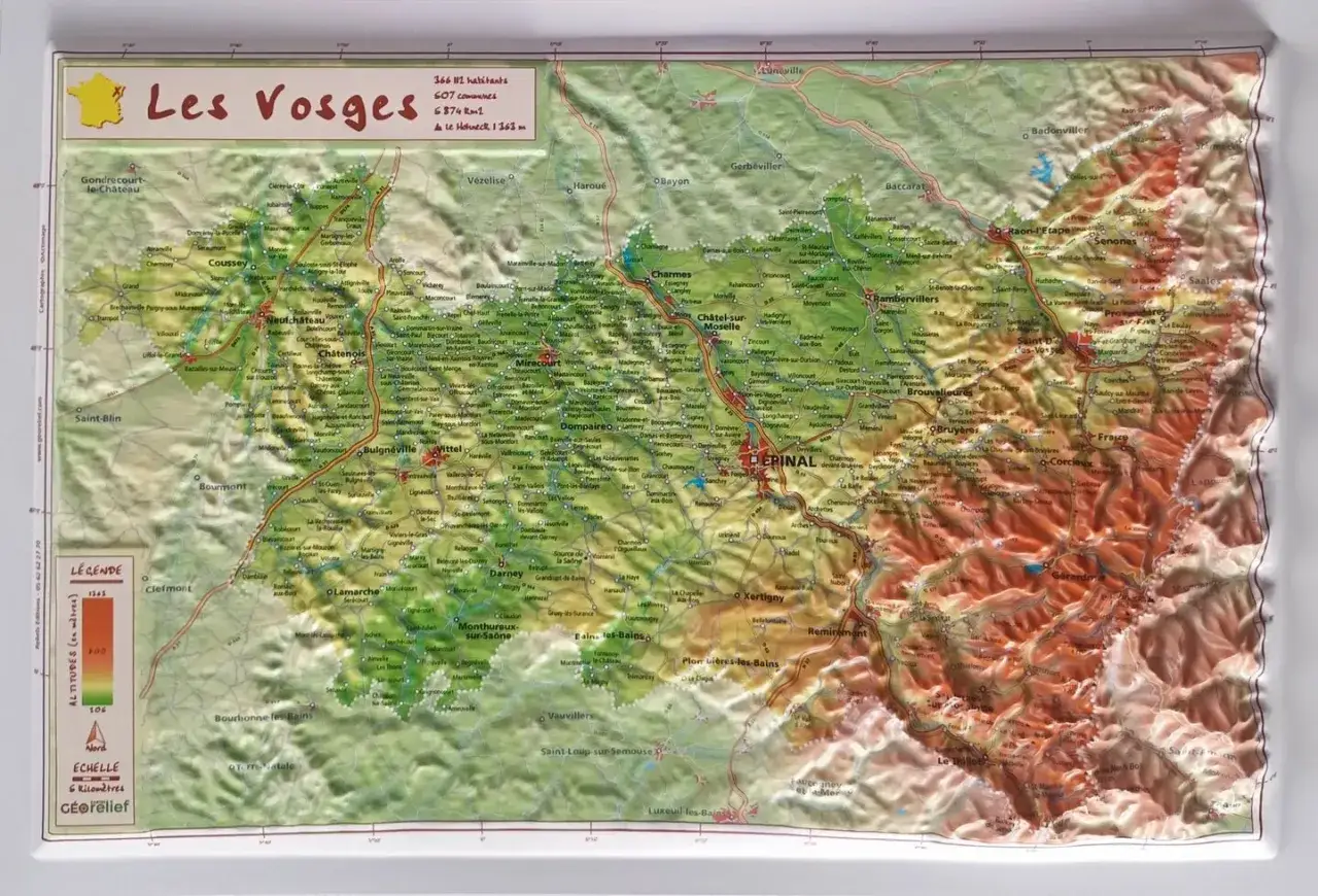 Carte relief des Vosges, mettant en évidence les reliefs et les villes, avec une légende d'altitude. Les 14 sommets des Vosges sont ici représentés par le relief montagneux.