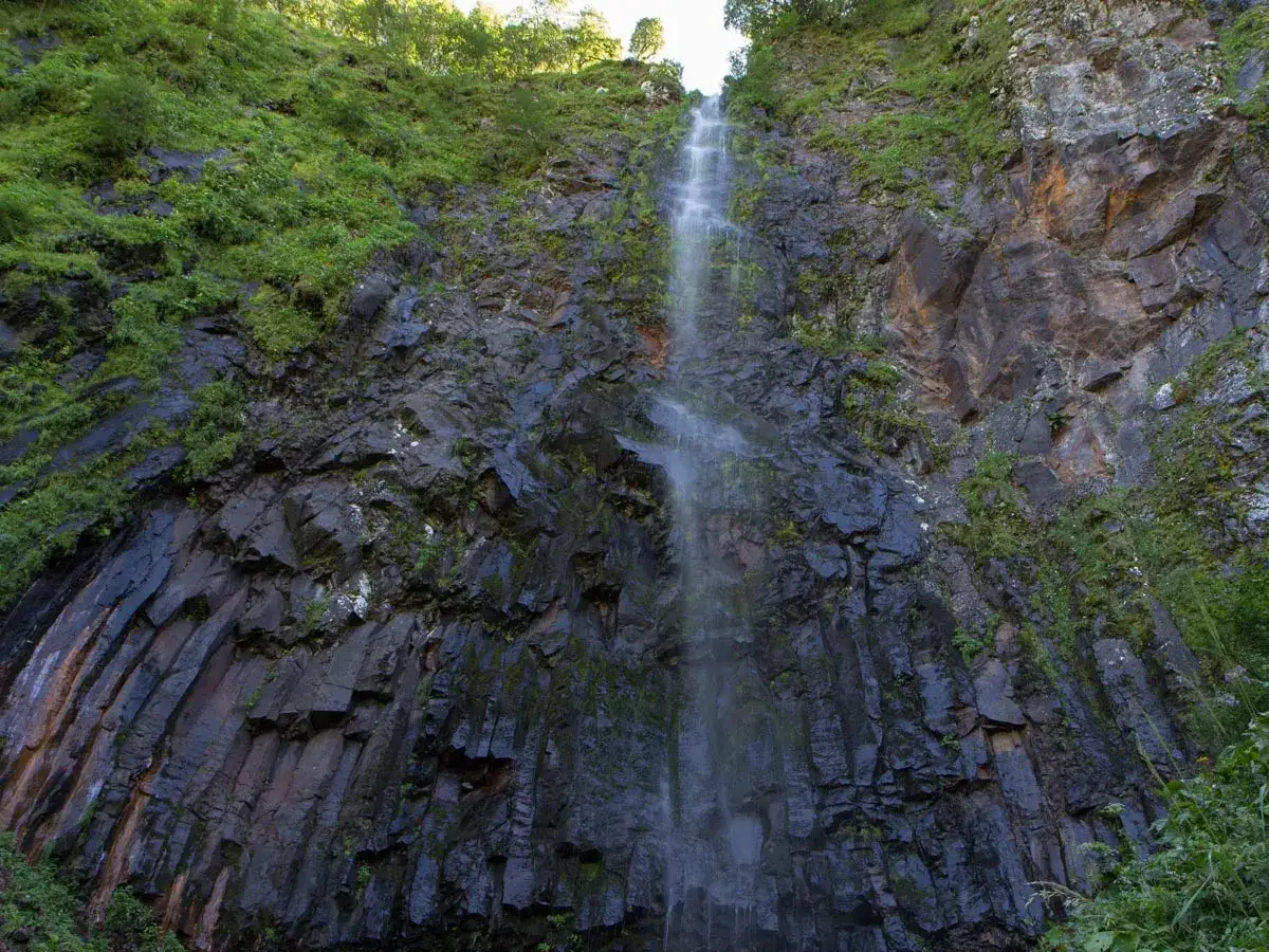 Magnifique randonn&eacute;e dans la vall&eacute;e de Chaudefour, o&ugrave; la cascade de la Biche d&eacute;vale une paroi rocheuse verdoyante.