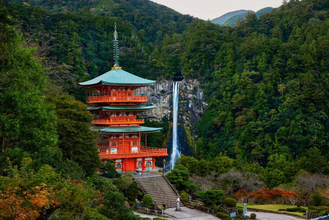 Pagode rouge à trois étages près d'une cascade spectaculaire, au cœur de la verdoyante péninsule de Kii.