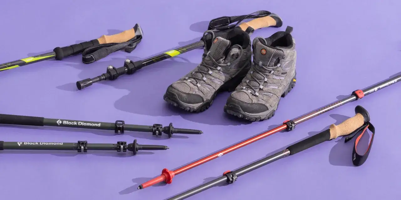 Bottes de randonnée et bâtons variés, certains pour la marche nordique, d'autres pour la randonnée.