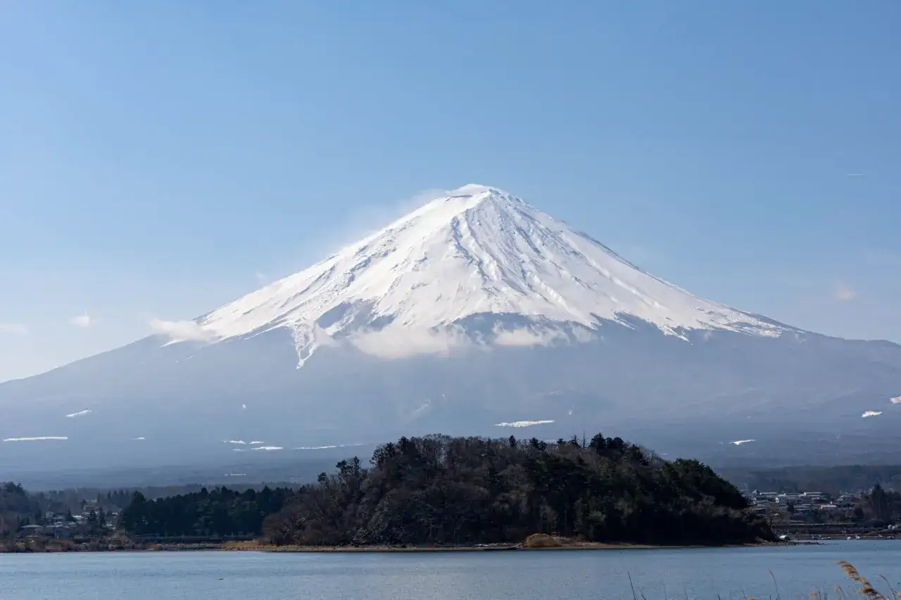 Le majestueux Mont Fuji enneig&eacute; se dresse, visible depuis Tokyo, s&eacute;par&eacute; par une distance impressionnante.