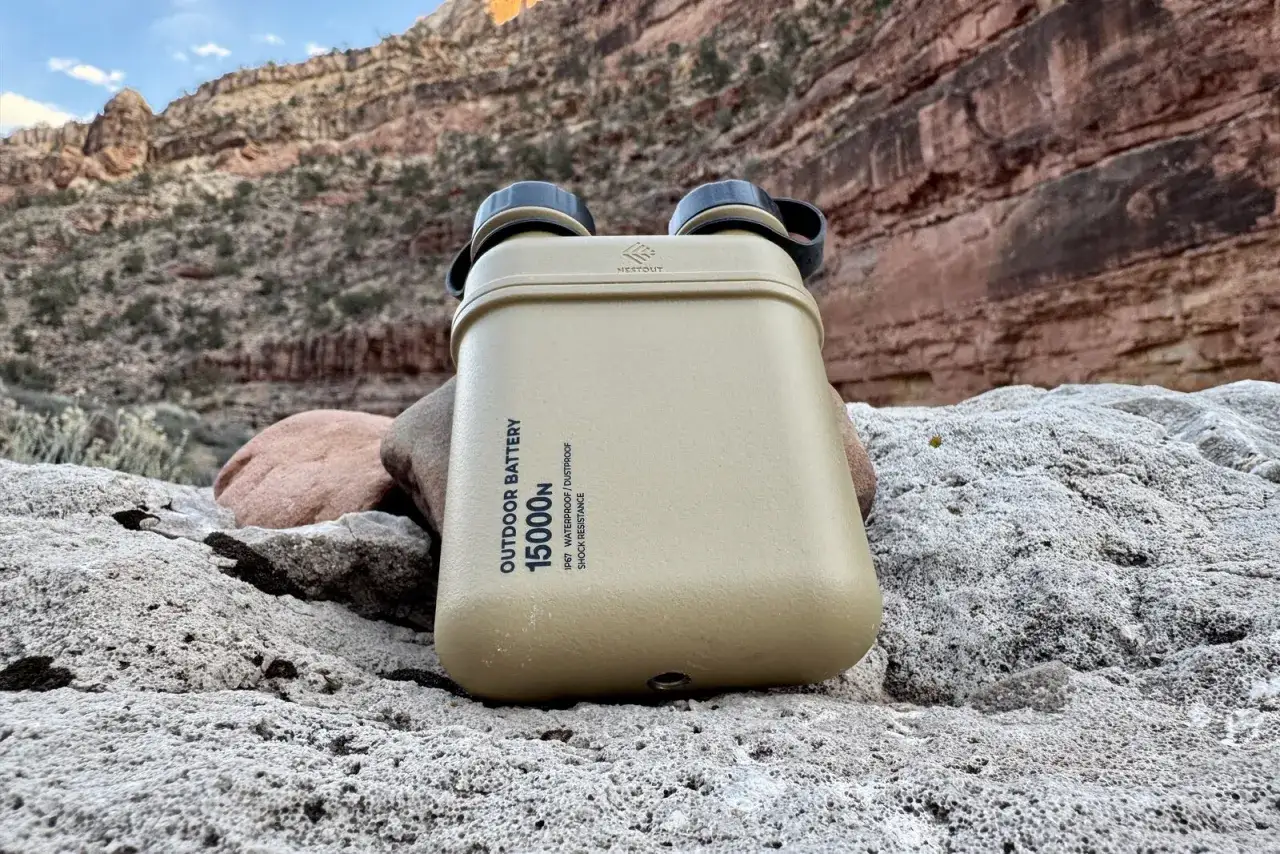 Batterie ext&eacute;rieure 15000N, certifi&eacute;e IP67 waterproof et dustproof, pr&ecirc;te pour l'aventure dans un paysage rocheux.