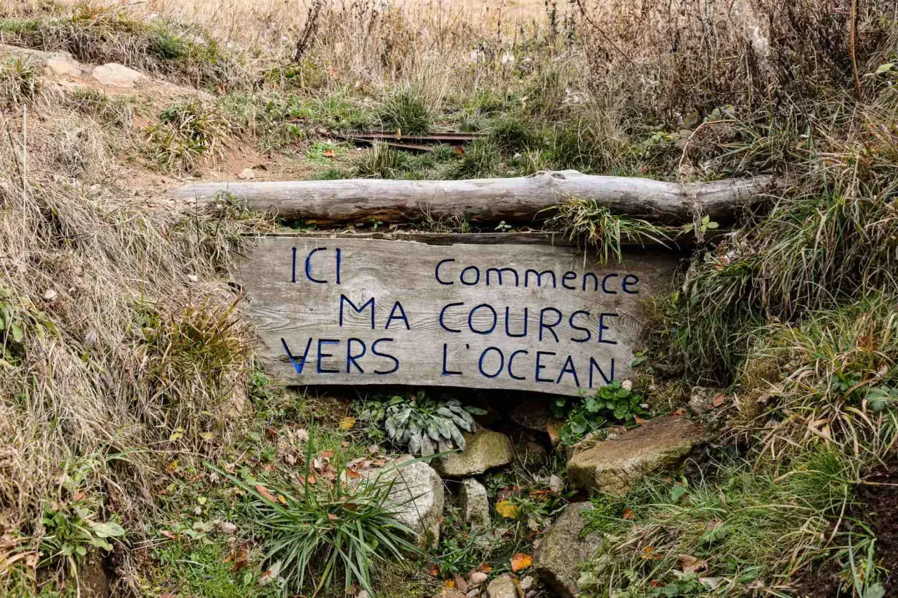 Panneau en bois au Mont Gerbier de Jonc : 