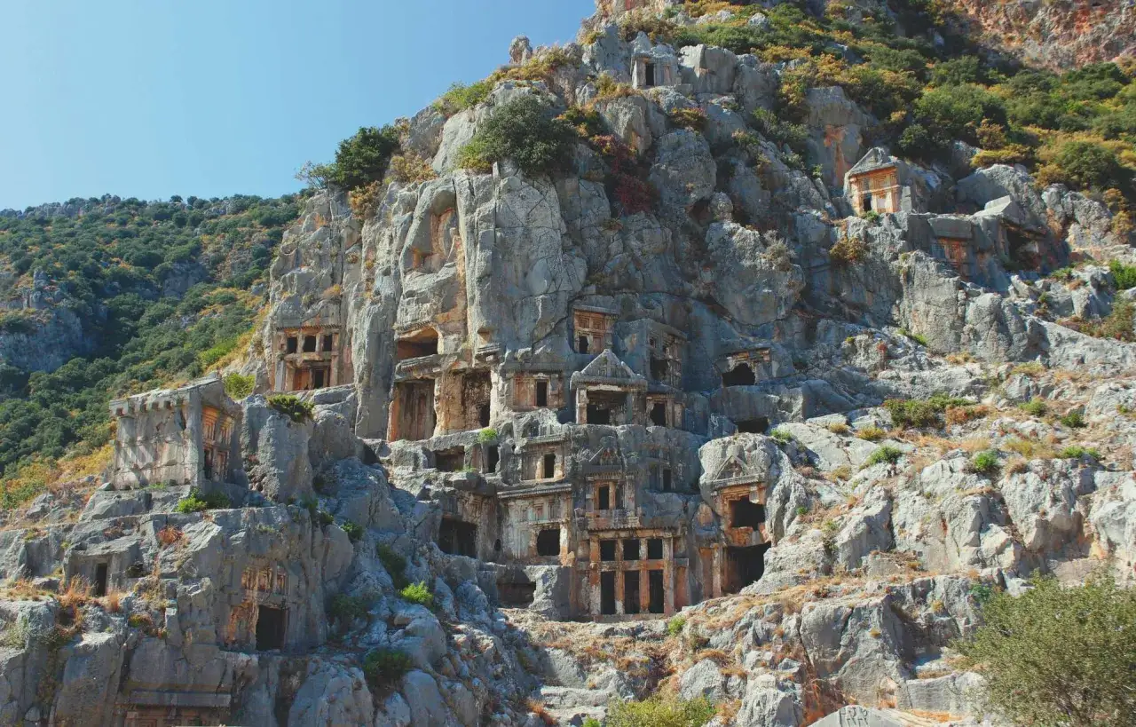 Tombeaux creusés dans la roche le long de la voie lycienne, un site archéologique spectaculaire.