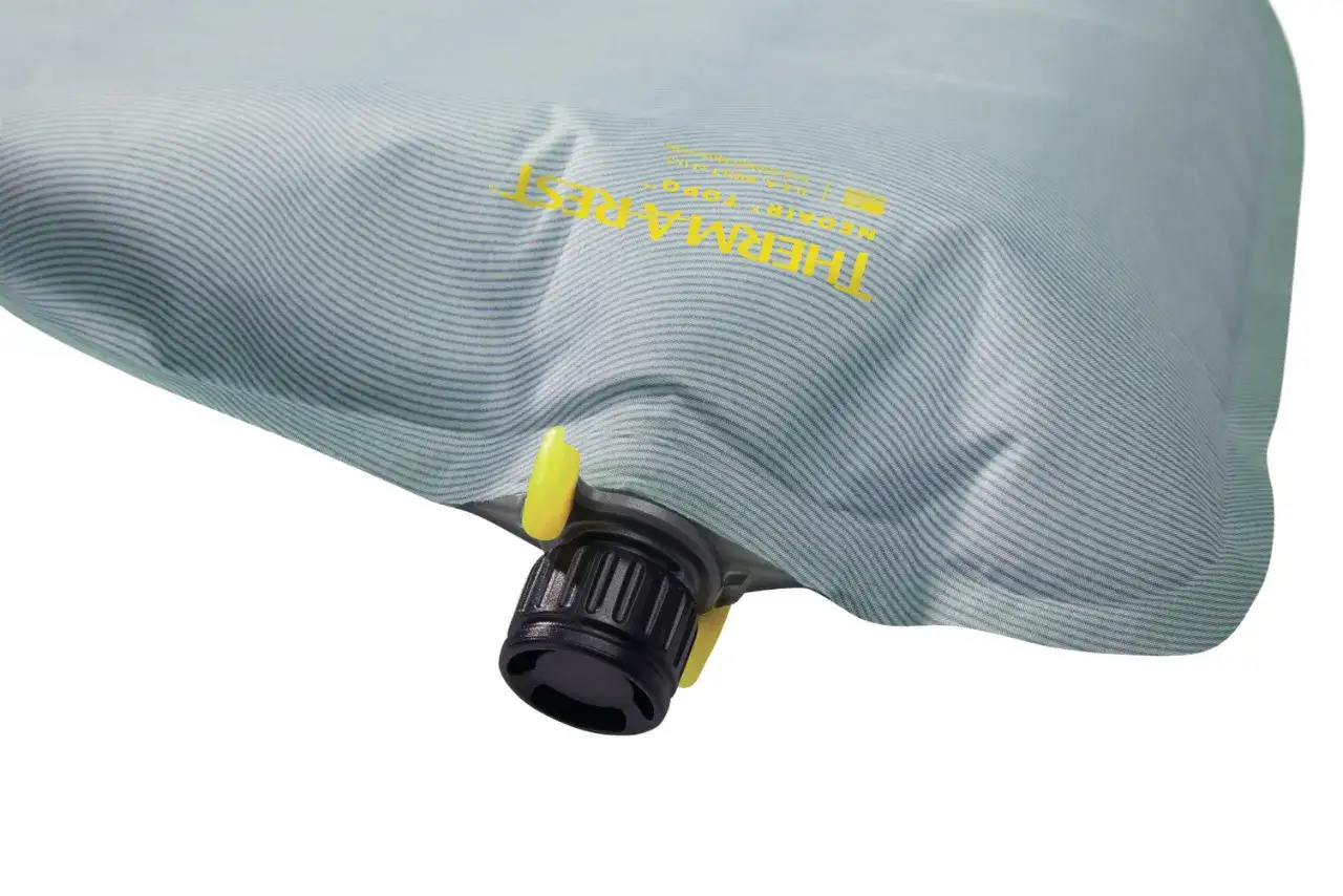 Valve d'un matelas autogonflant Thermarest, pr&ecirc;t &agrave; &ecirc;tre gonfl&eacute; pour votre confort en camping.