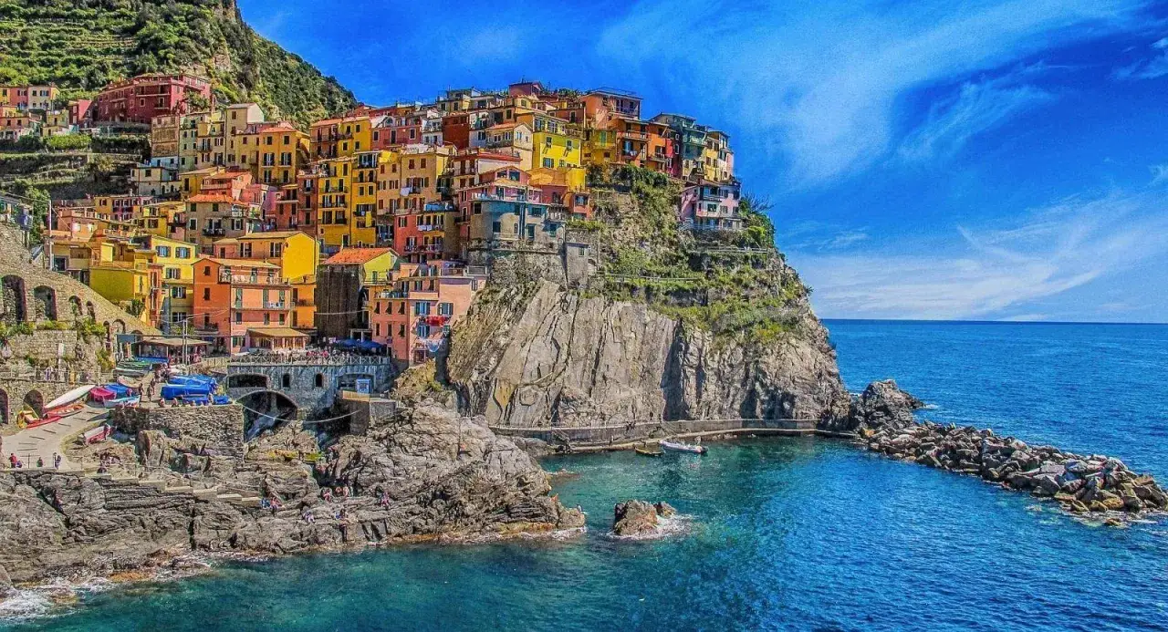 Manarola, un village coloré des Cinque Terre, perché sur une falaise. Idéal pour visiter les Cinque Terre en 3 jours.