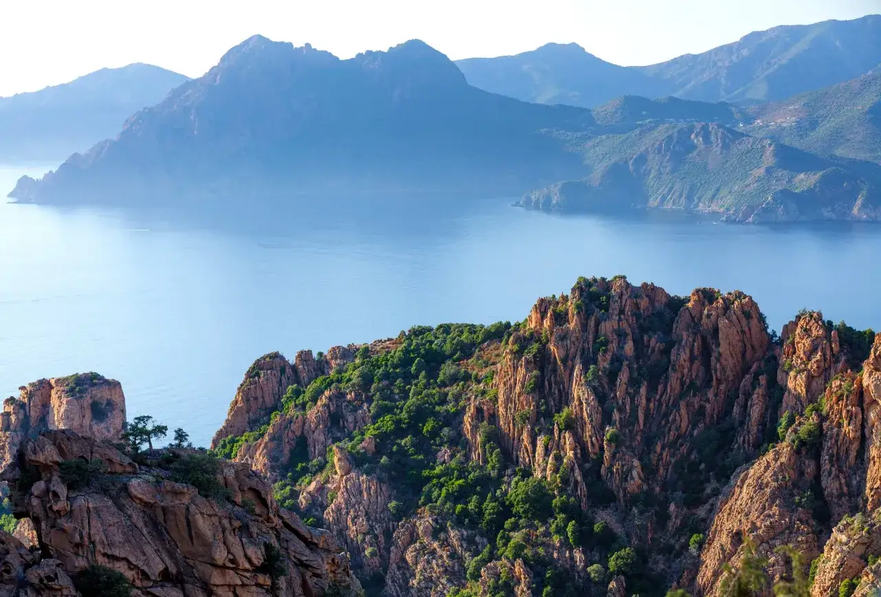Vue spectaculaire de falaises rocheuses et de la mer, parfaite pour un séjour