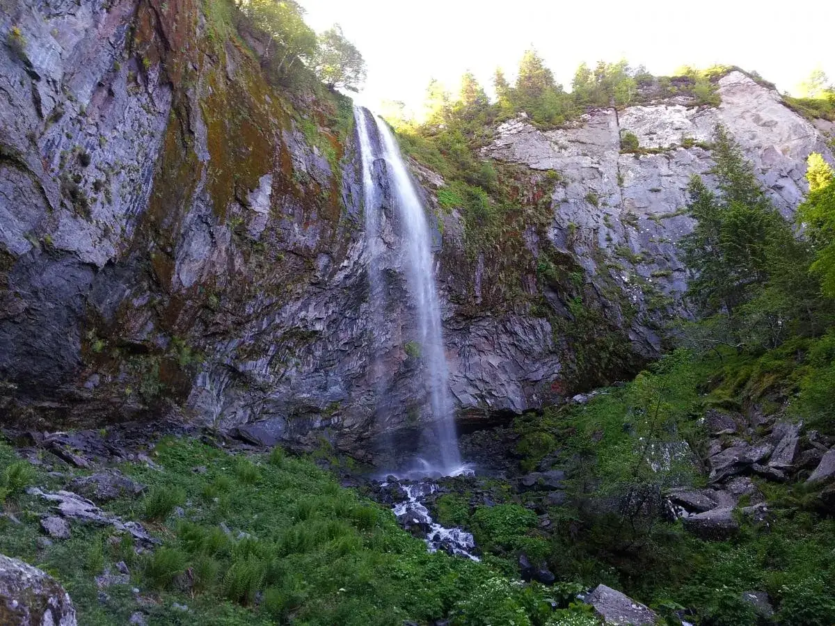 La plus belle cascade du Puy-de-D&ocirc;me, une chute d'eau impressionnante d&eacute;valant une falaise rocheuse, entour&eacute;e de verdure luxuriante.