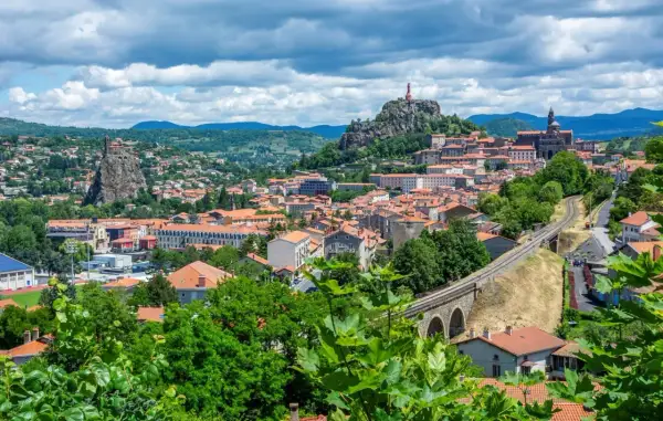 Vue panoramique de la ville avec ses églises perchées sur des pitons rocheux, un aperçu des incontournables autour du Puy-en-Velay.