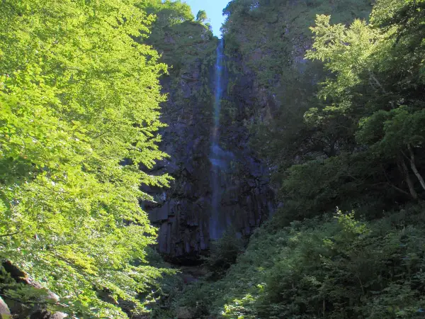 Randonnée dans la vallée de Chaudefour, la cascade de la Biche se dévoile à travers une végétation luxuriante et verdoyante.