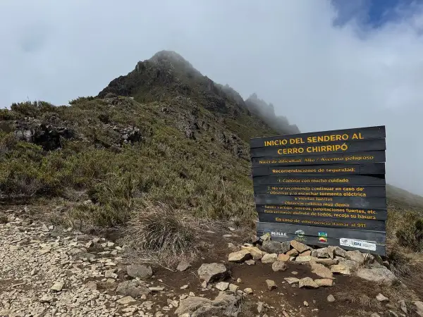 Début du sentier du Cerro Chirripó, un sommet brumeux et rocheux. Panneau de sécurité indiquant un sentier difficile.