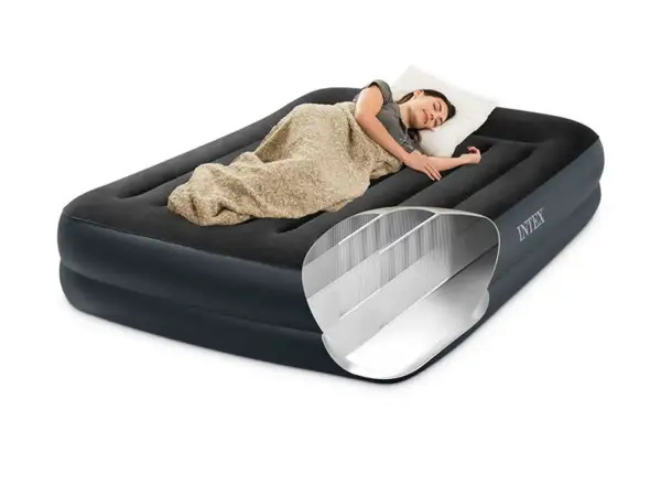 Une femme dort sur un matelas gonflable Intex. Les bosses, ou cloisons internes, expliquent pourquoi les matelas gonflables ont des bosses, offrant soutien et confort.