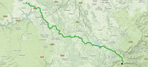 Carte d'un itinéraire cyclable, le GR4, traversant le Cantal et l'Ardèche, passant par Saint-Chély-d'Apcher et Pradelles.