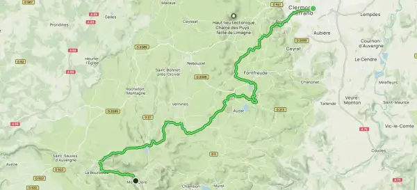 Carte d'un itinéraire vert entre Clermont-Ferrand et Le Mont-Dore, traversant des paysages vallonnés et des villages.