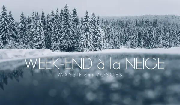 Week-end à la neige dans le Massif des Vosges, avec des sapins enneigés et un lac brumeux.