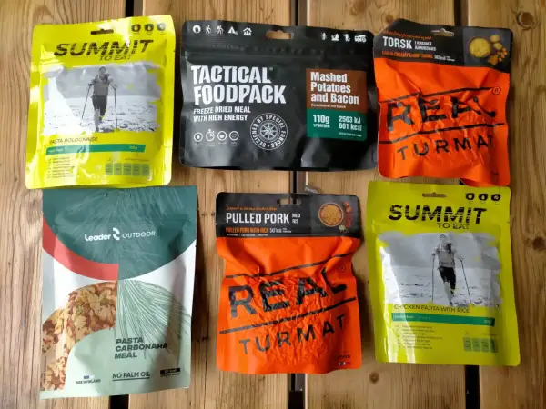Des repas lyophilisés pour la santé et l'aventure : pâtes, porc effiloché, poisson, fajitas. Le café lyophilisé et santé est idéal pour les randonneurs.