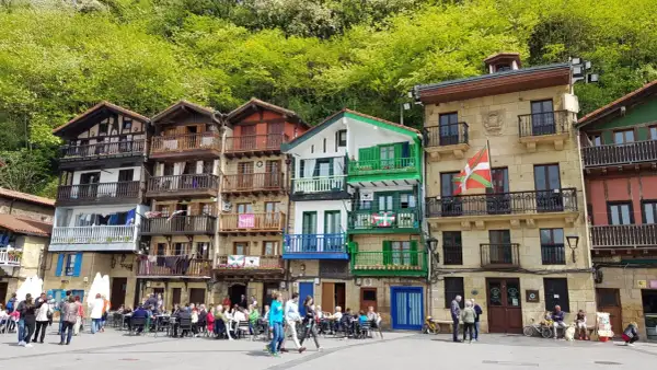 Maisonnettes colorées et balcons fleuris, parfaites après une randonnée à San Sebastian.