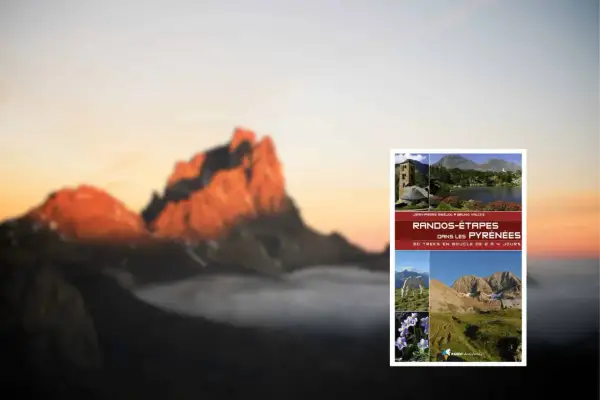 Couverture du guide "Randos-Étapes dans les Pyrénées", proposant 30 treks en boucle de 2 à 4 jours. Paysages de montagne et flore.