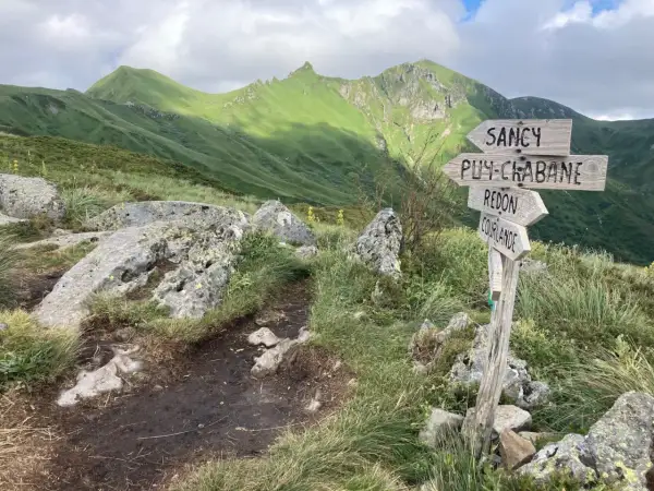 Panneau indicateur vers Sancy et Puy-de-Chabane. Le temps de descente à pied du Puy de Sancy s'annonce prometteur.